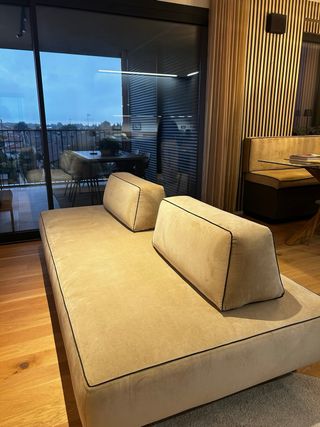 Divano bifacciale in velluto beige con bordo nero