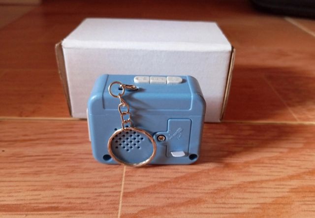 Llavero Mini Radio Cassette Retro con grabadora.