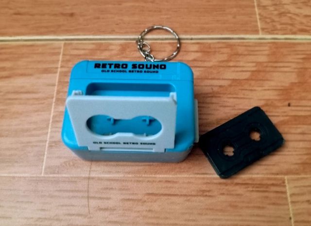 Llavero Mini Radio Cassette Retro con grabadora.