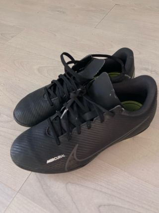 Tacos de fútbol Nike Mercurial Negros. 
