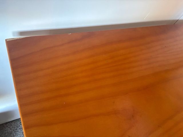 Escritorio de madera con cajones