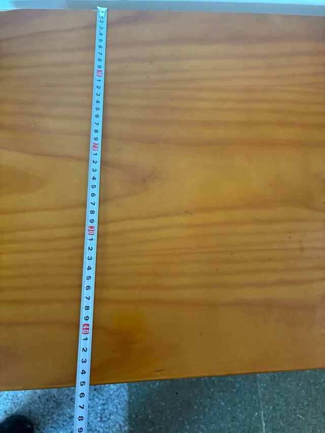 Escritorio de madera con cajones