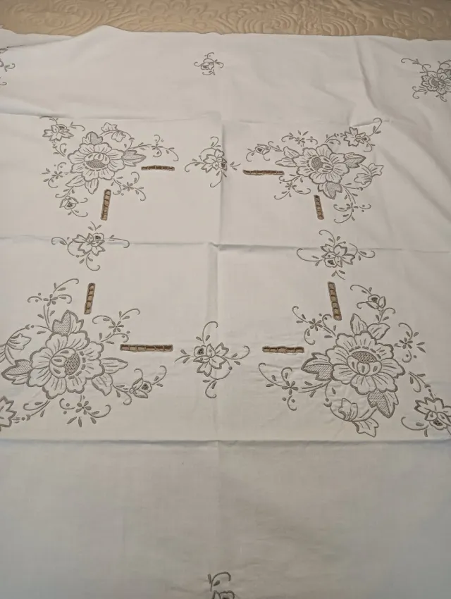 Mantelería bordada flores gris y blanco