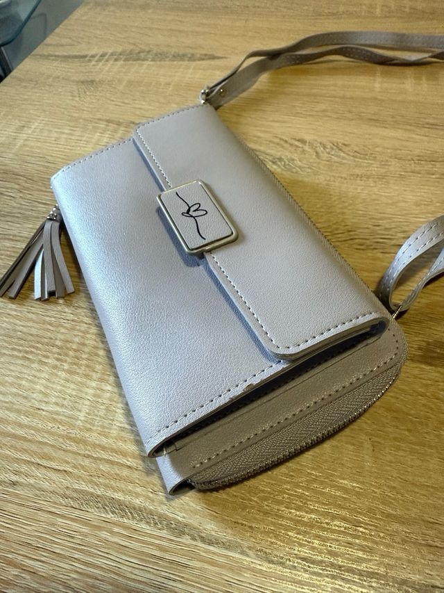 Bolso cartera lila pastel con corazón