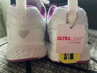 Scarpe sportive bianche e viola