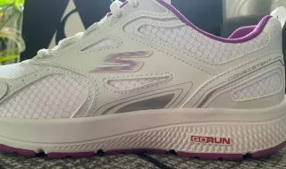 Scarpe sportive bianche e viola