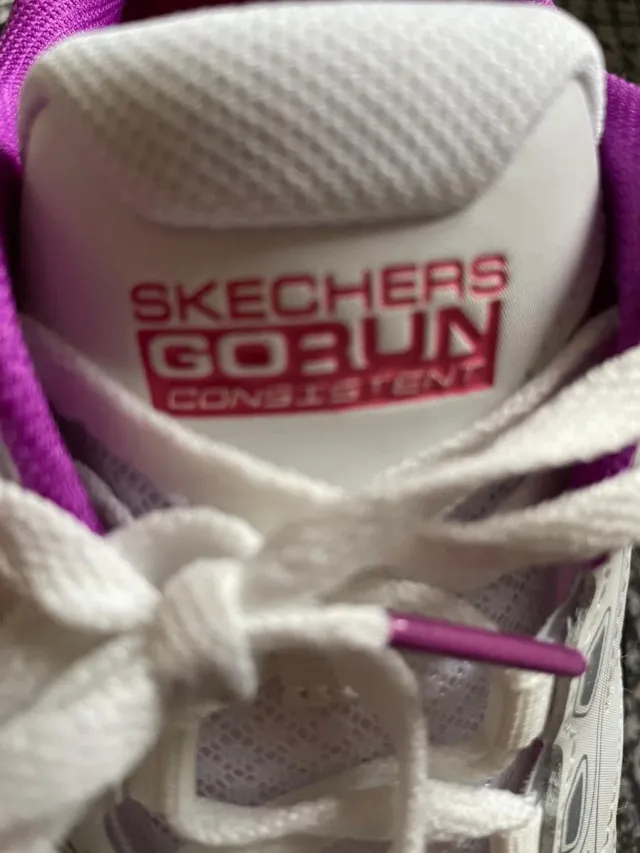 Scarpe sportive bianche e viola