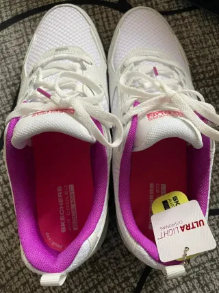 Scarpe sportive bianche e viola