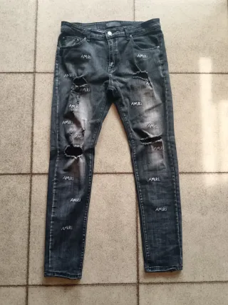 Jeans Amiri neri strappati con logo