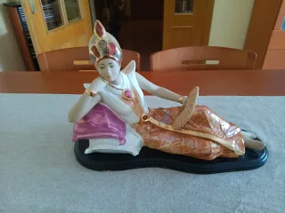 Figura porcelana mujer oriental dorada