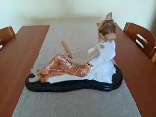 Figura porcelana mujer oriental dorada