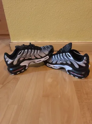 Zapatillas Nike Air Max Plus TN Negras y Plateadas