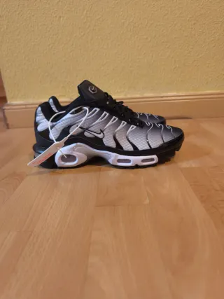 Zapatillas Nike Air Max Plus TN Negras y Plateadas