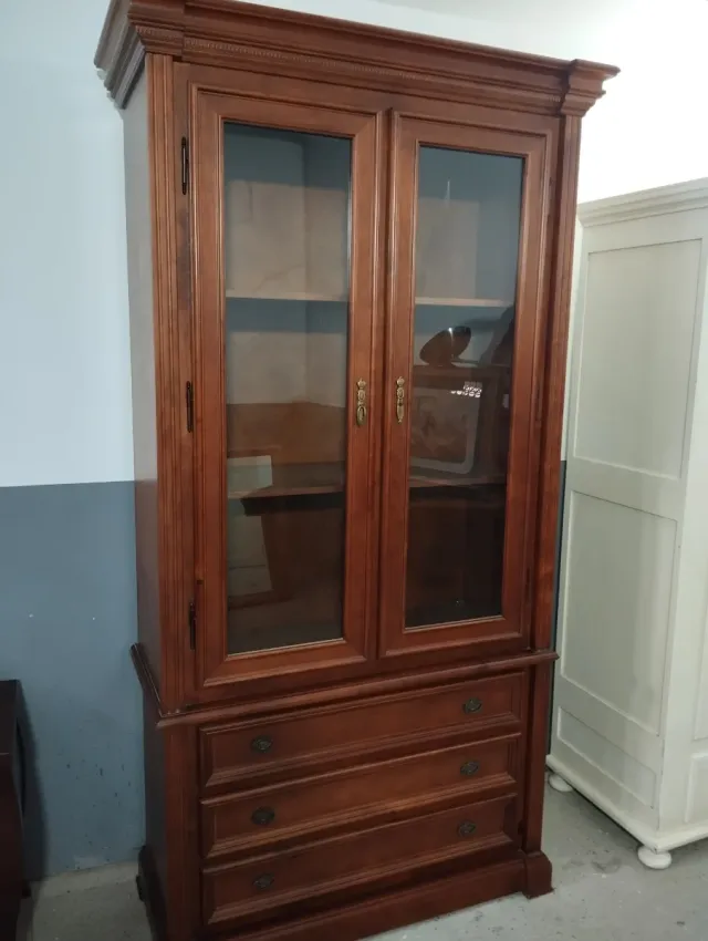 Vitrina de madera con puertas de cristal