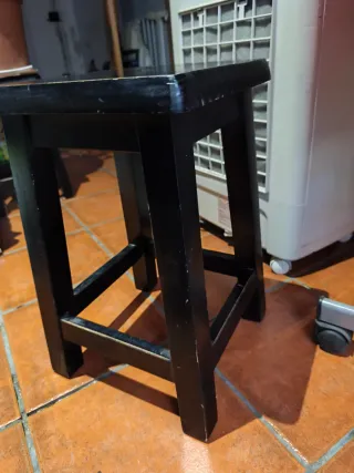 8 bancos de madera negros