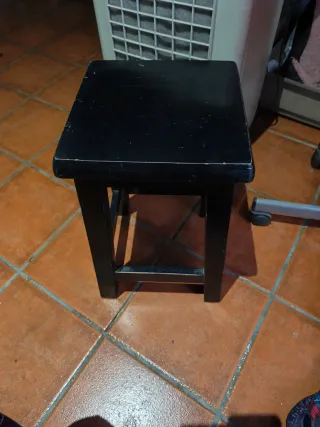 8 bancos de madera negros