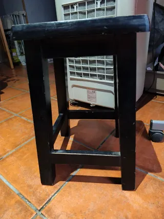 8 bancos de madera negros