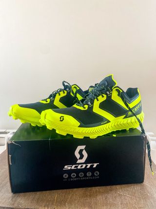 Zapatillas Trail Scott Negras y Amarillas