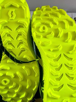 Zapatillas Trail Scott Negras y Amarillas