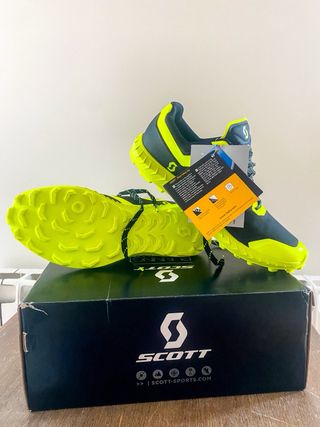 Zapatillas Trail Scott Negras y Amarillas