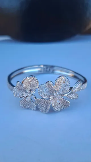 Pulsera elegante con flores y circonitas