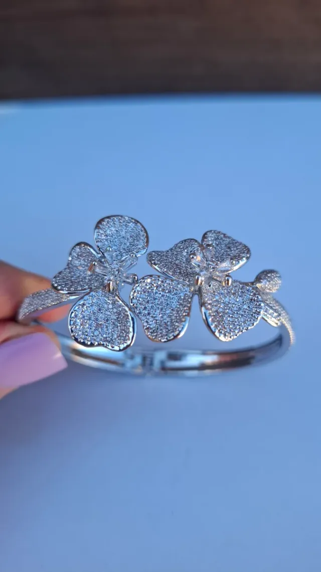 Pulsera elegante con flores y circonitas