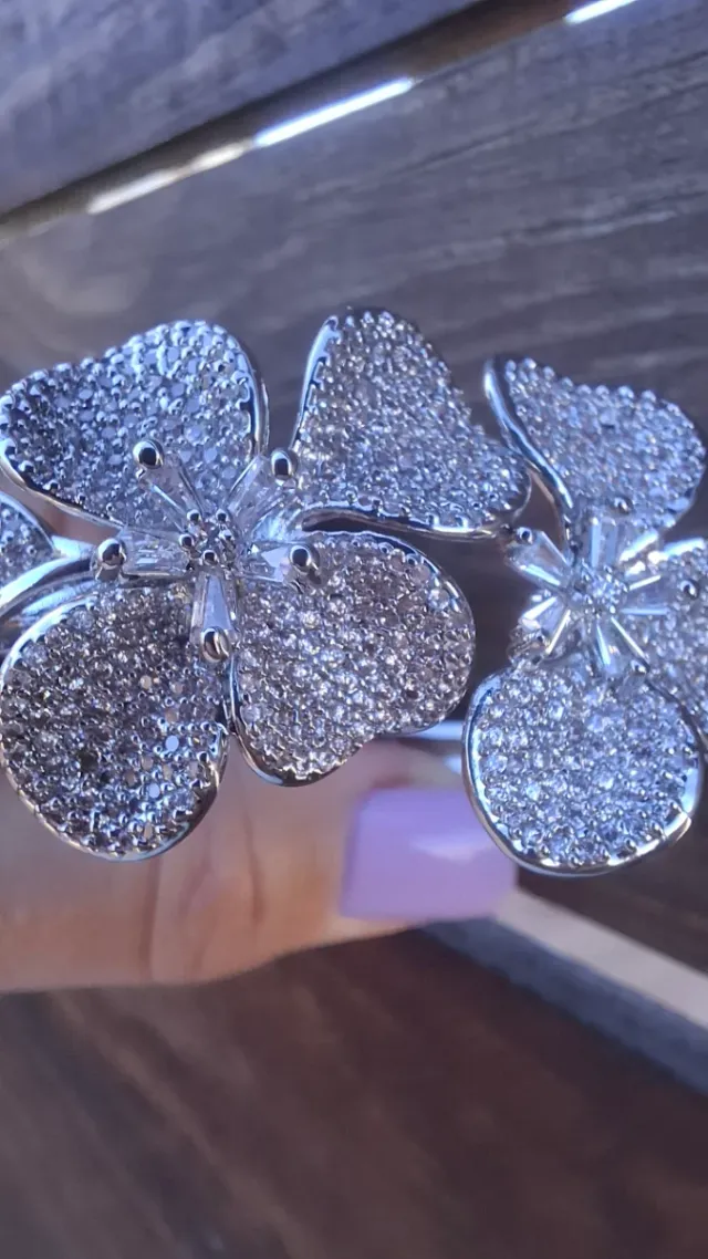 Pulsera elegante con flores y circonitas