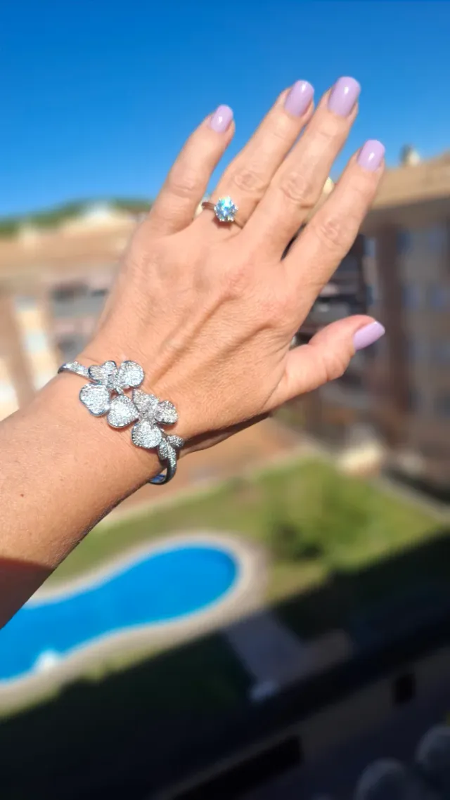 Pulsera elegante con flores y circonitas