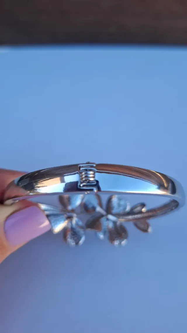 Pulsera elegante con flores y circonitas