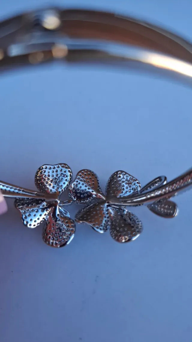 Pulsera elegante con flores y circonitas