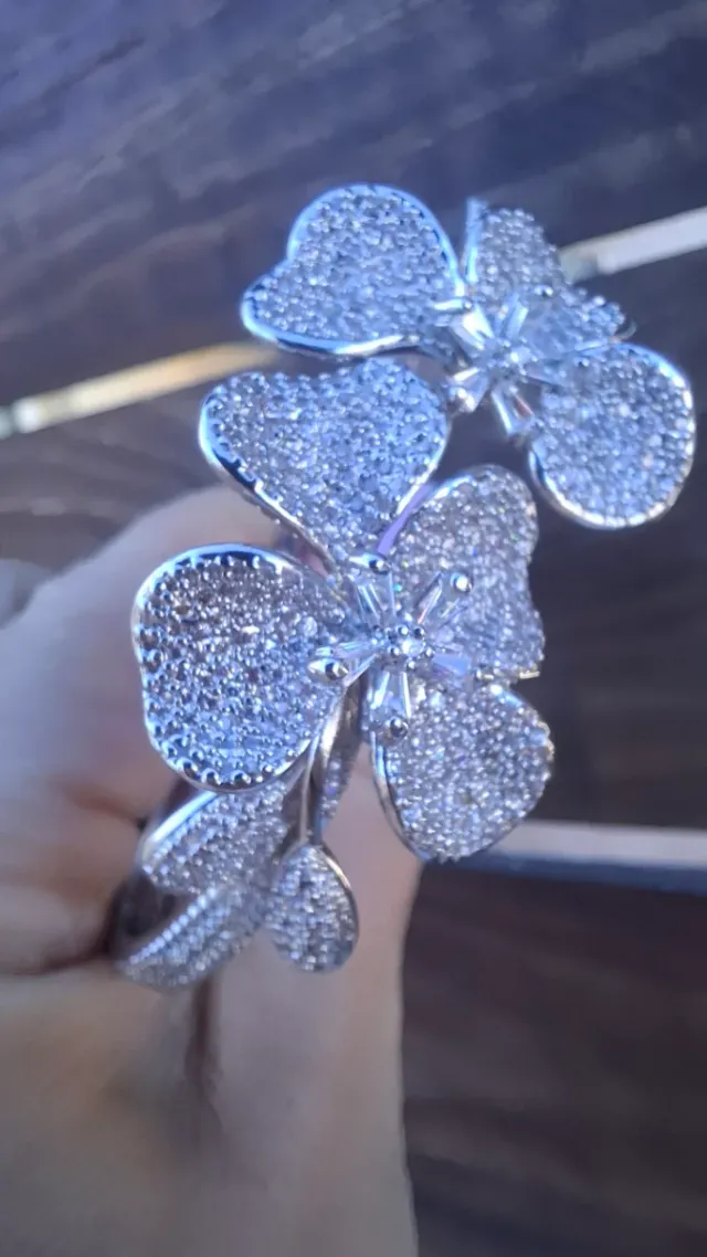 Pulsera elegante con flores y circonitas