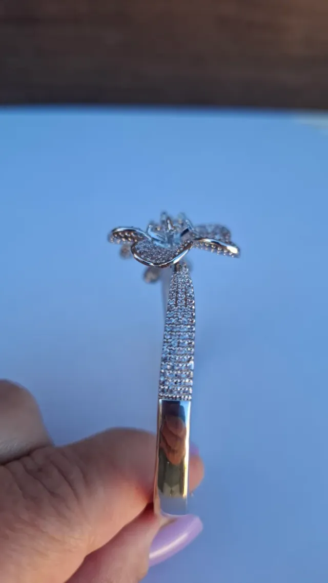 Pulsera elegante con flores y circonitas