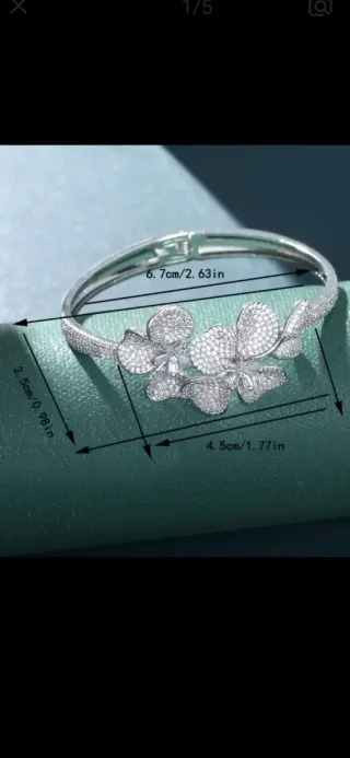 Pulsera elegante con flores y circonitas