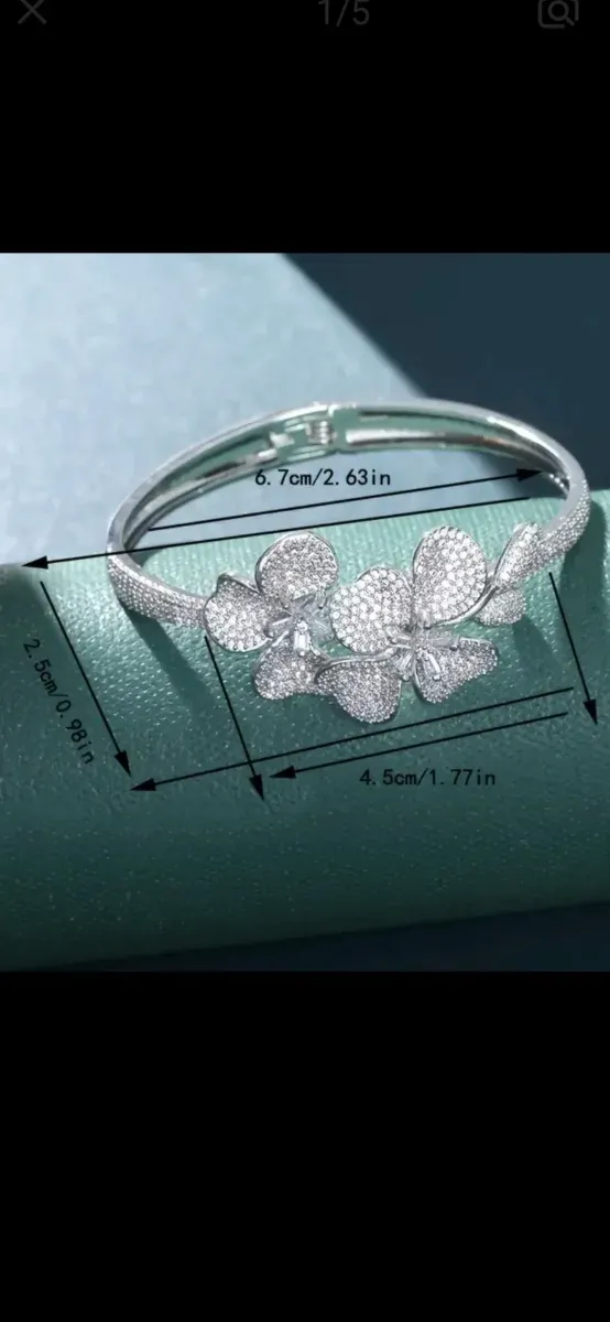 Pulsera elegante con flores y circonitas