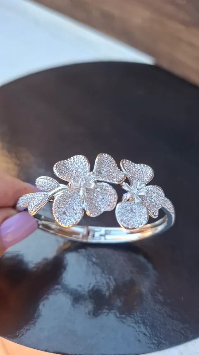 Pulsera elegante con flores y circonitas