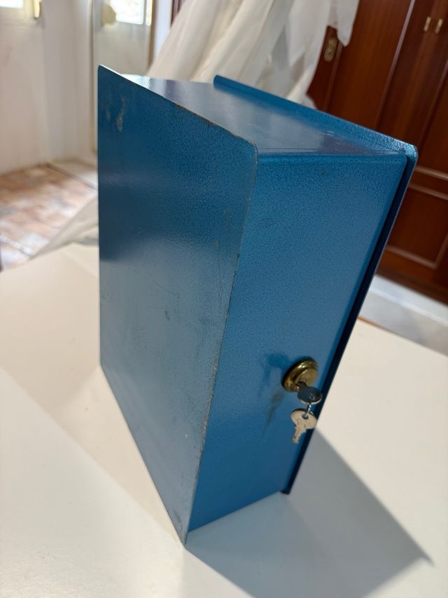Caja metálica seguridad azul con llave