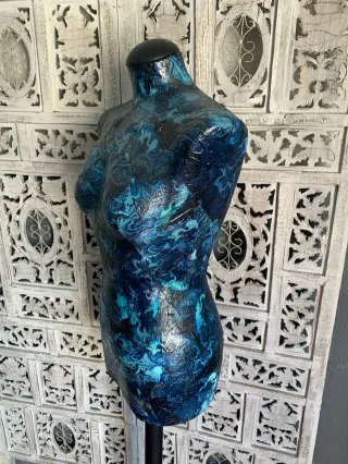 Maniquí Decorado Azul y Negro