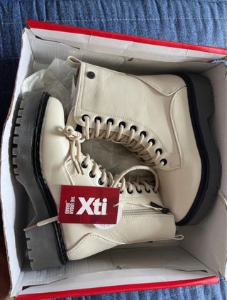 Botas Xti Beige y Gris