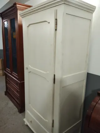 Armario antiguo de madera beige