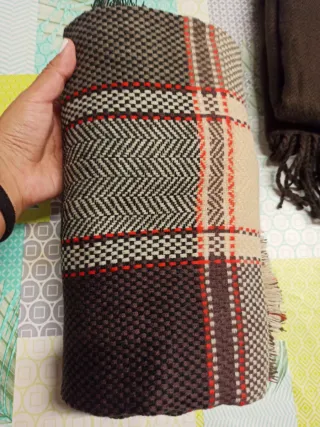 Bufanda marrón y multicolor
