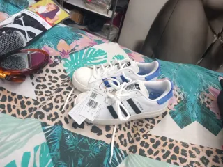 Zapatillas Adidas Superstar con etiqueta