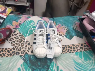 Zapatillas Adidas Superstar con etiqueta