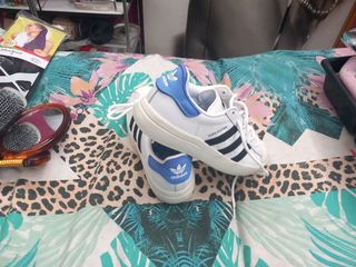 Zapatillas Adidas Superstar con etiqueta