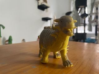 Dinosaurio de juguete con púas