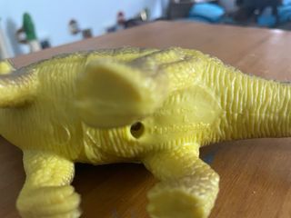 Dinosaurio de juguete con púas
