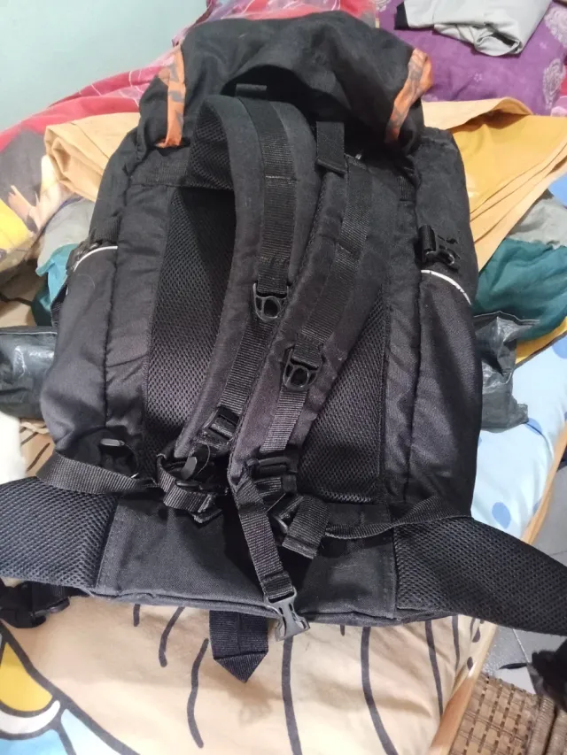 Mochila de montaña negra. Un pequeño descosido.