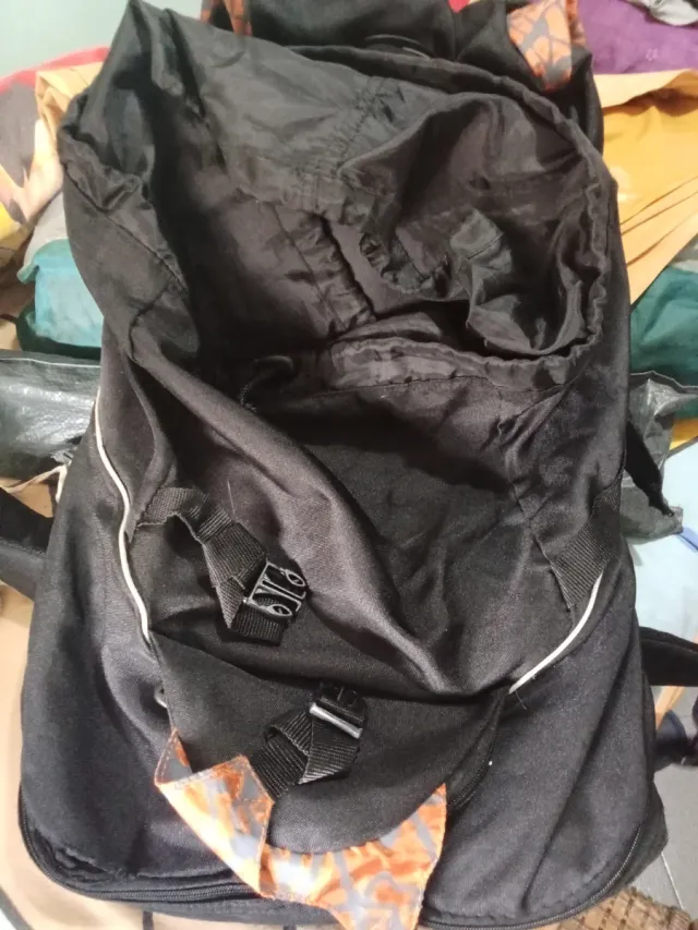 Mochila de montaña negra. Un pequeño descosido.