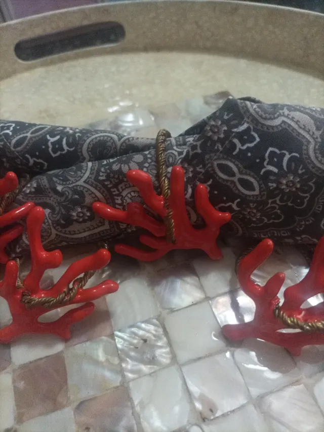 Porta servilletas imitación coral rojo y dorado