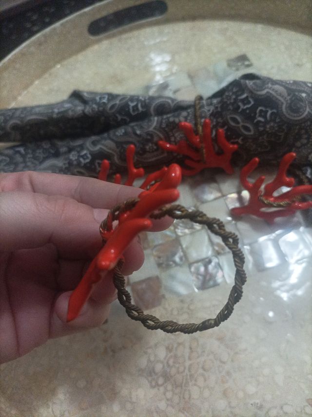Porta servilletas imitación coral rojo y dorado