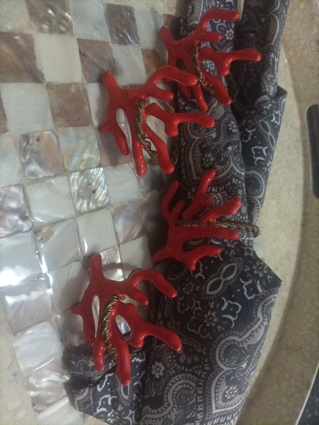 Porta servilletas imitación coral rojo y dorado